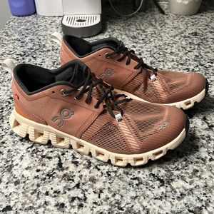 Women’s On Cloud sneakers- size 7